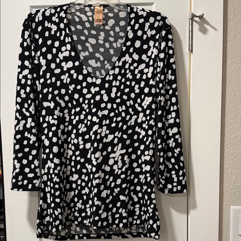 Long Elegant Legs Black and White V-Neck Dot Print Top